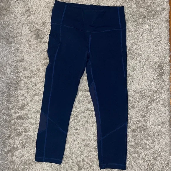 Lululemon base pace crop size 6 navy - Picture 1 of 3